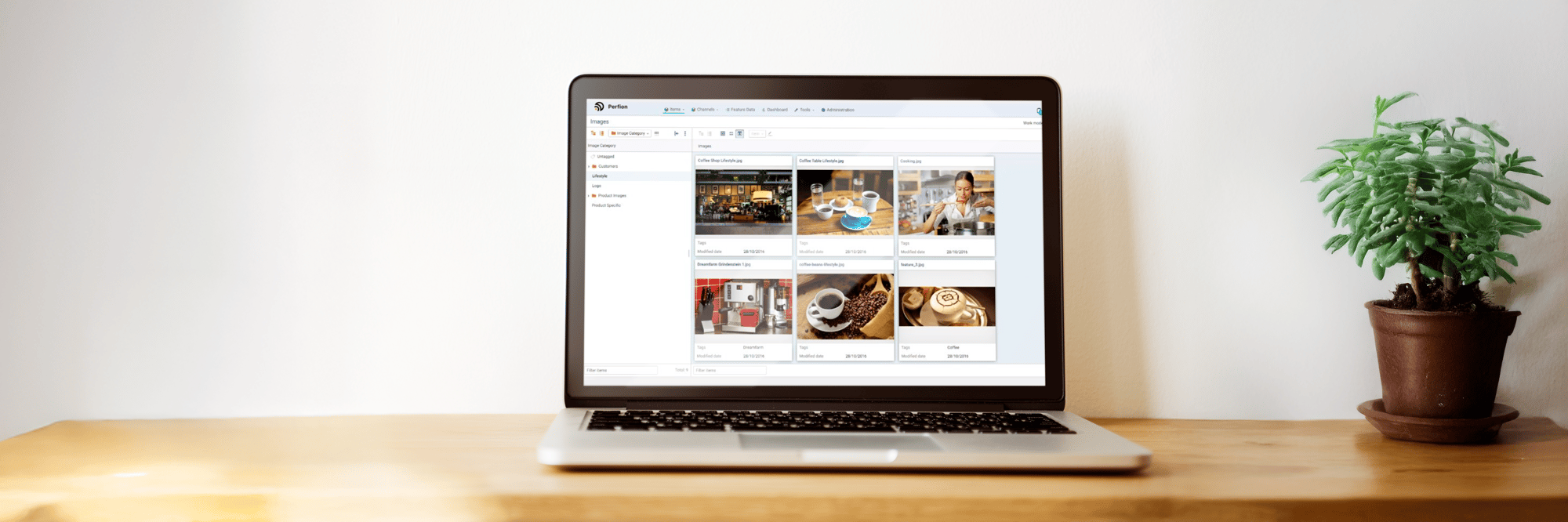 mockup-computer-laptop-wooden-table-B-Perfion-Screenshot